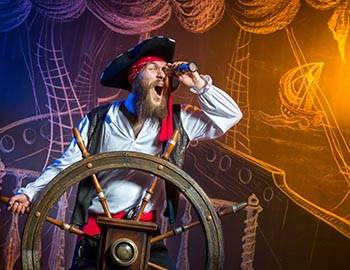 Pirate performing at the Christmas Pirate Voyage show